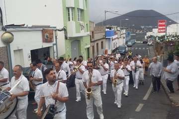 Una diana floreada prepara a Lomo Magullo para la Traída del Agua (Foto Francisco Javier Santana y José Florido)